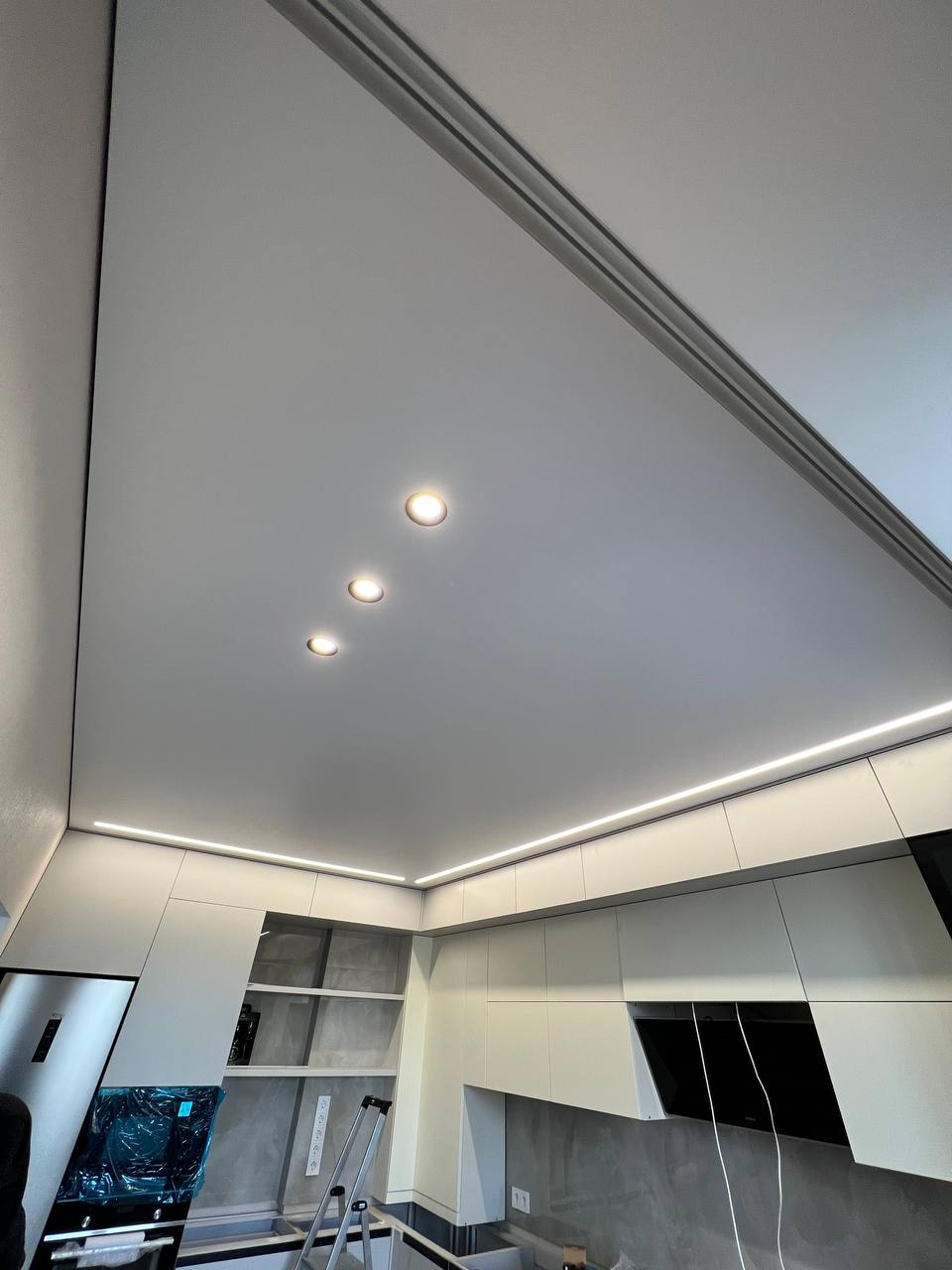 Матовый натяжной потолок в зале 25 м², Ялта