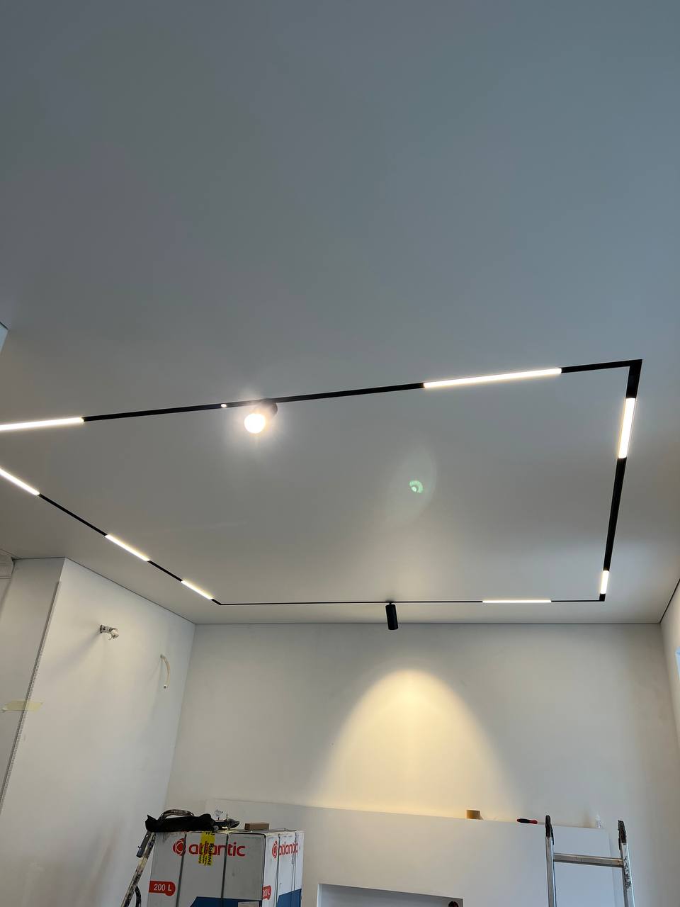 Монтаж трекового освещения 48V Центрсвет на кухне