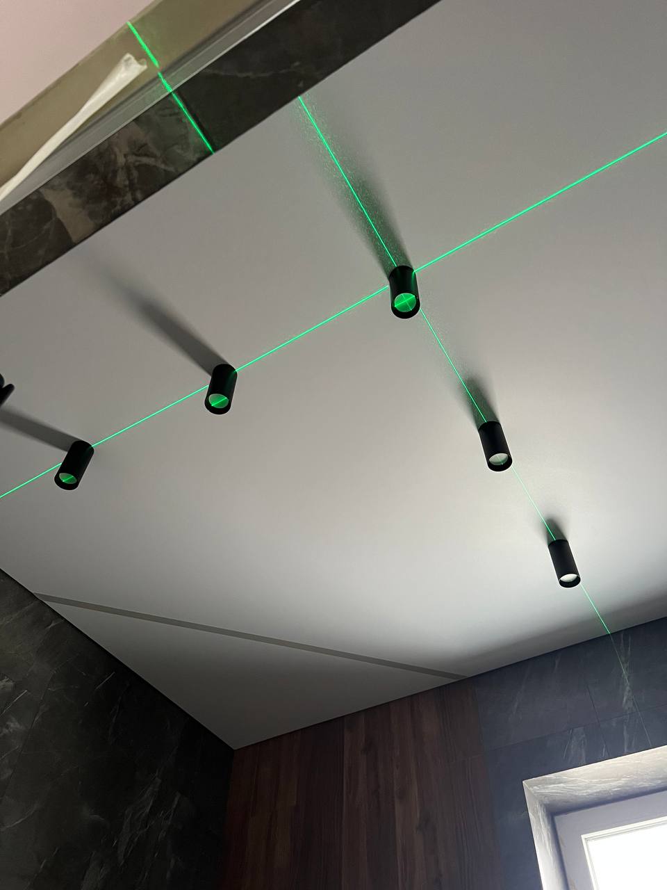 Натяжной потолок в гостиной