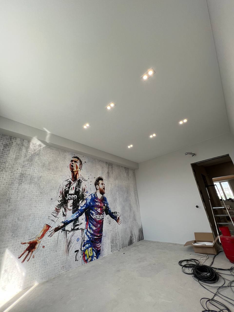 Футбольная комната с прямоугольными светильниками