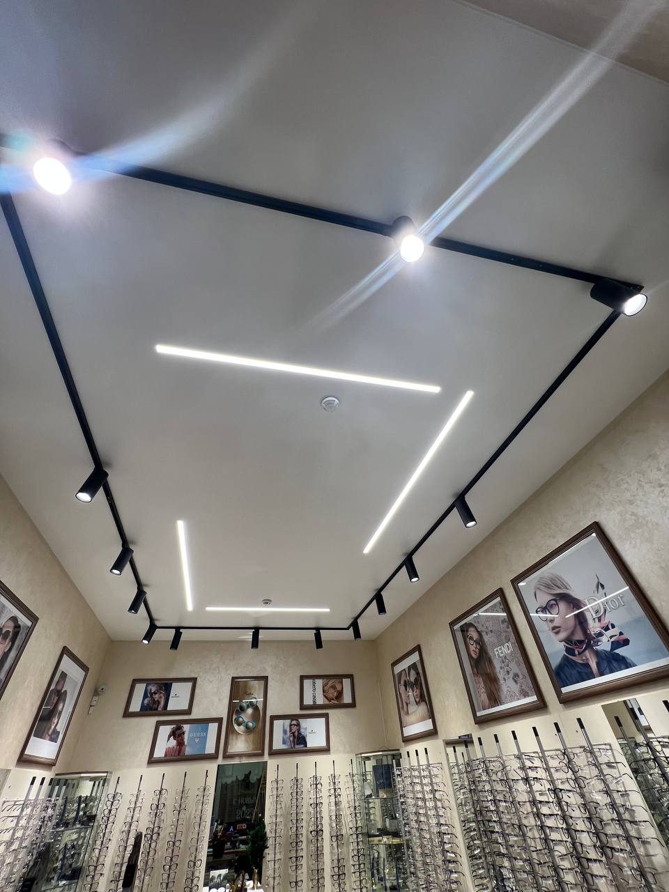 Натяжной потолок на кухне