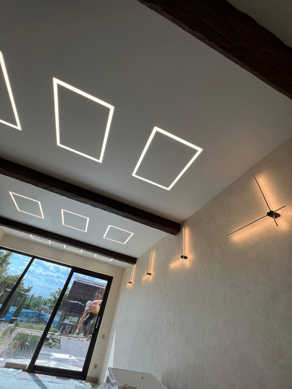 Кухня-гостиная со световыми линиями, вид квадрат