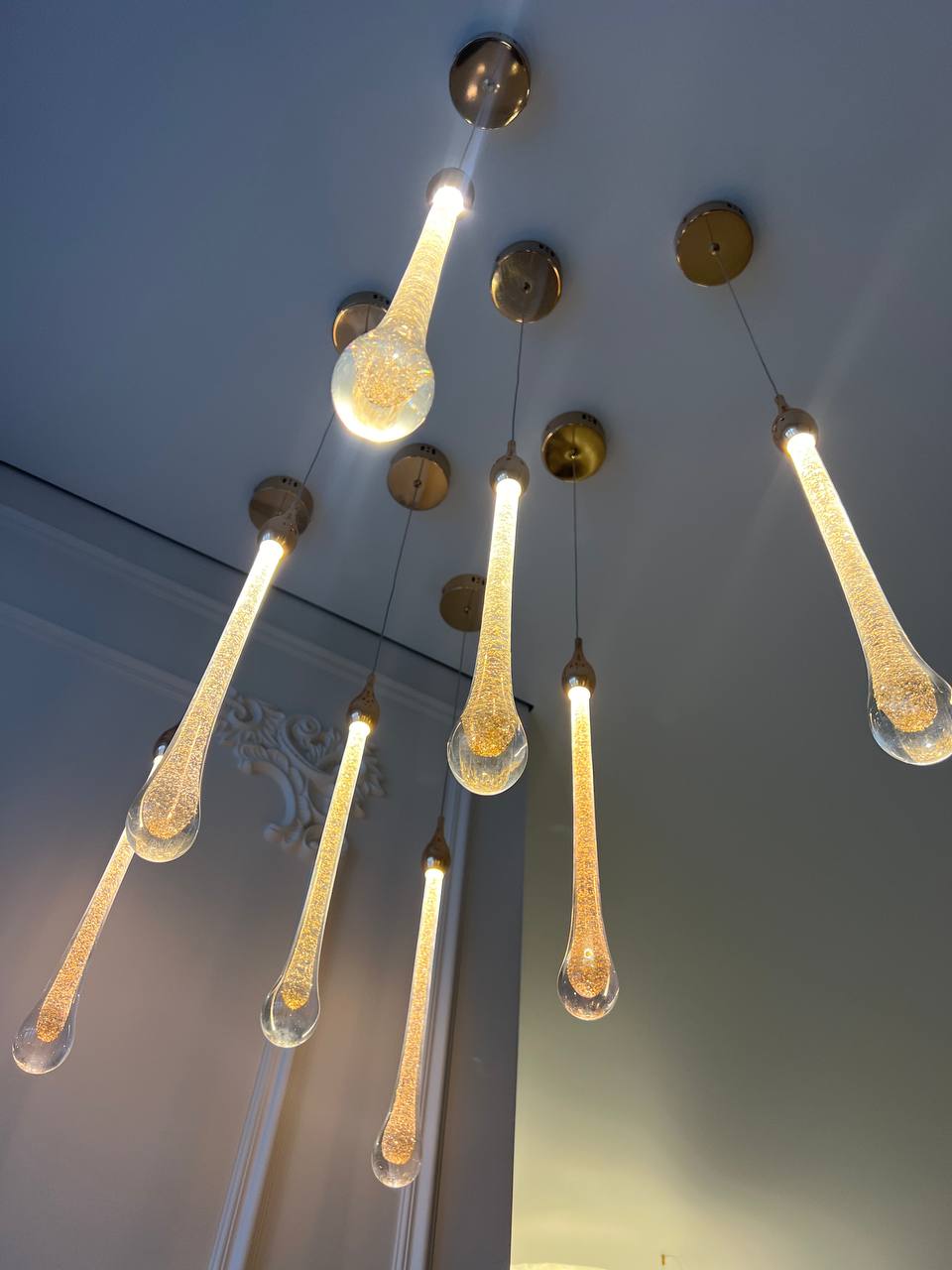 Комбо из подвесных светильников над столом