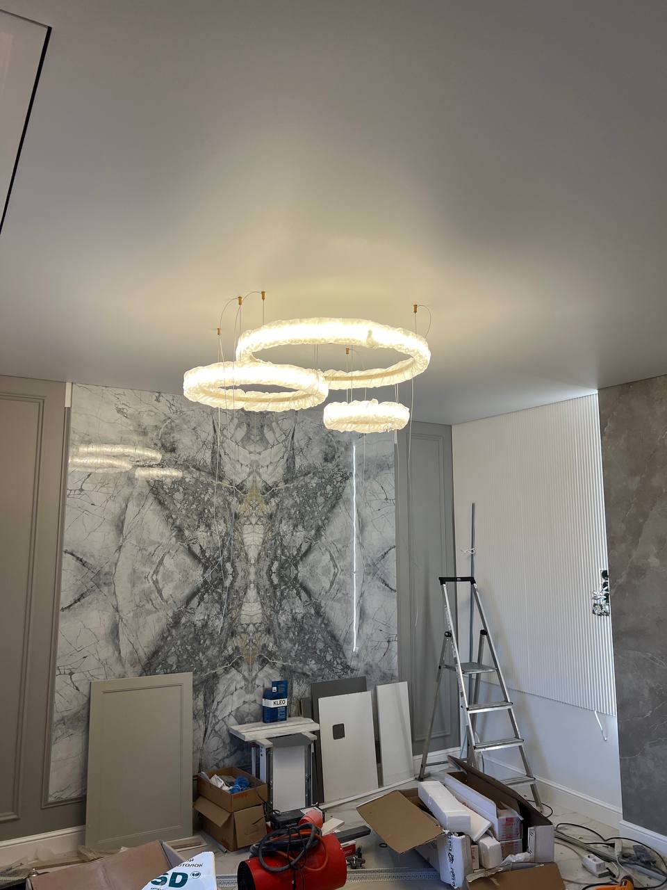 Монтаж люстры на тросах