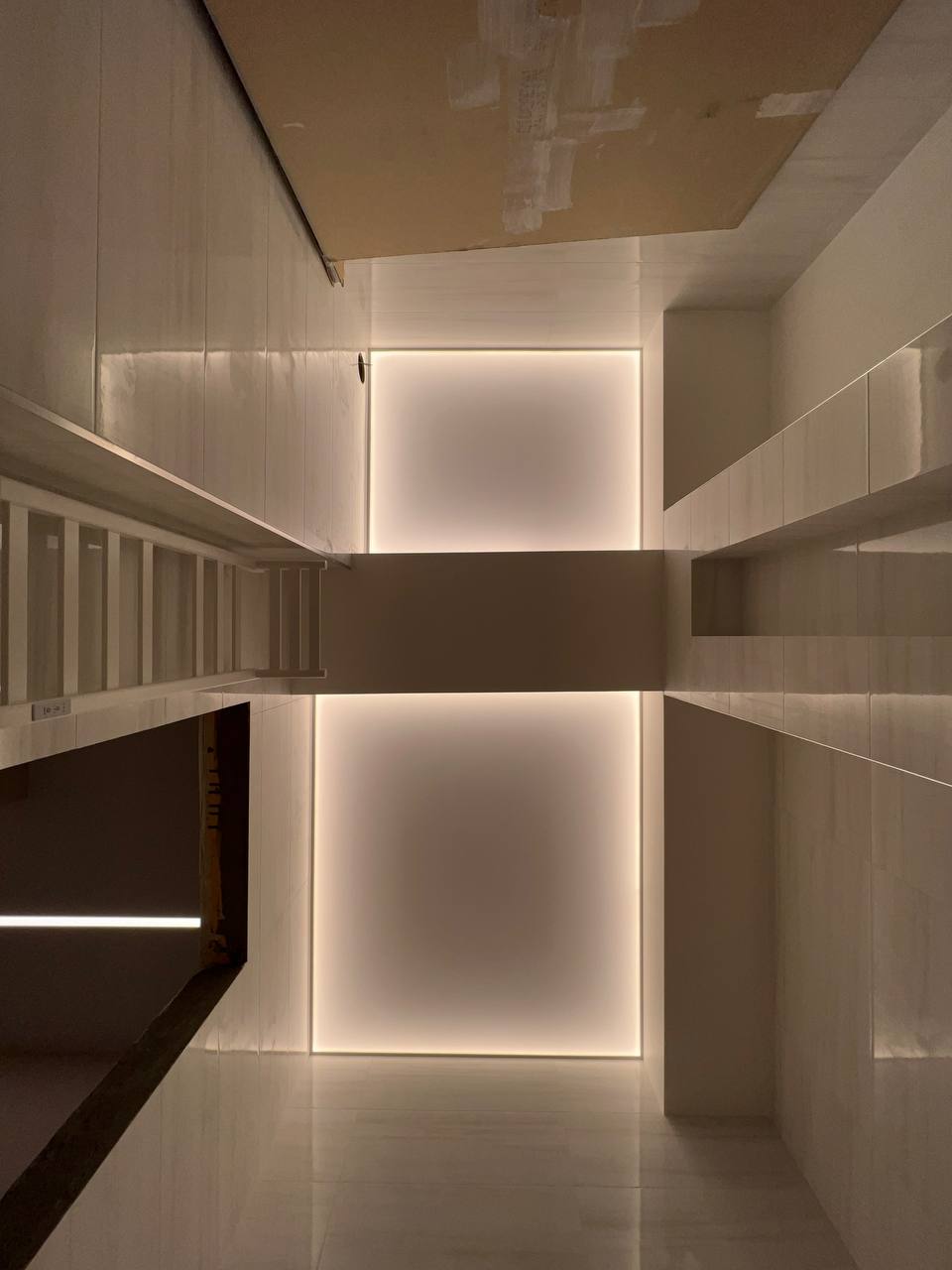 Натяжной потолок с линией света