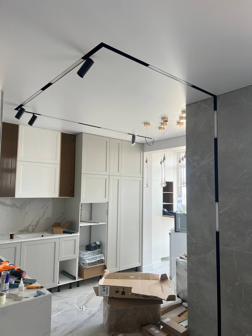 Трековое освещение, переходящее в стену