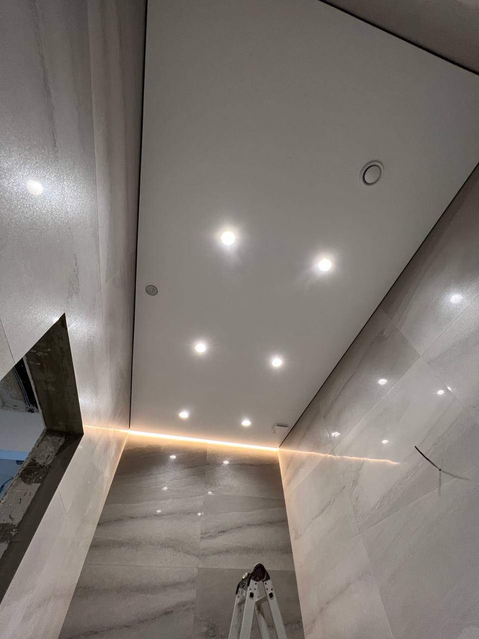 С/у на теневом потолке с подсветкой в зоне душа