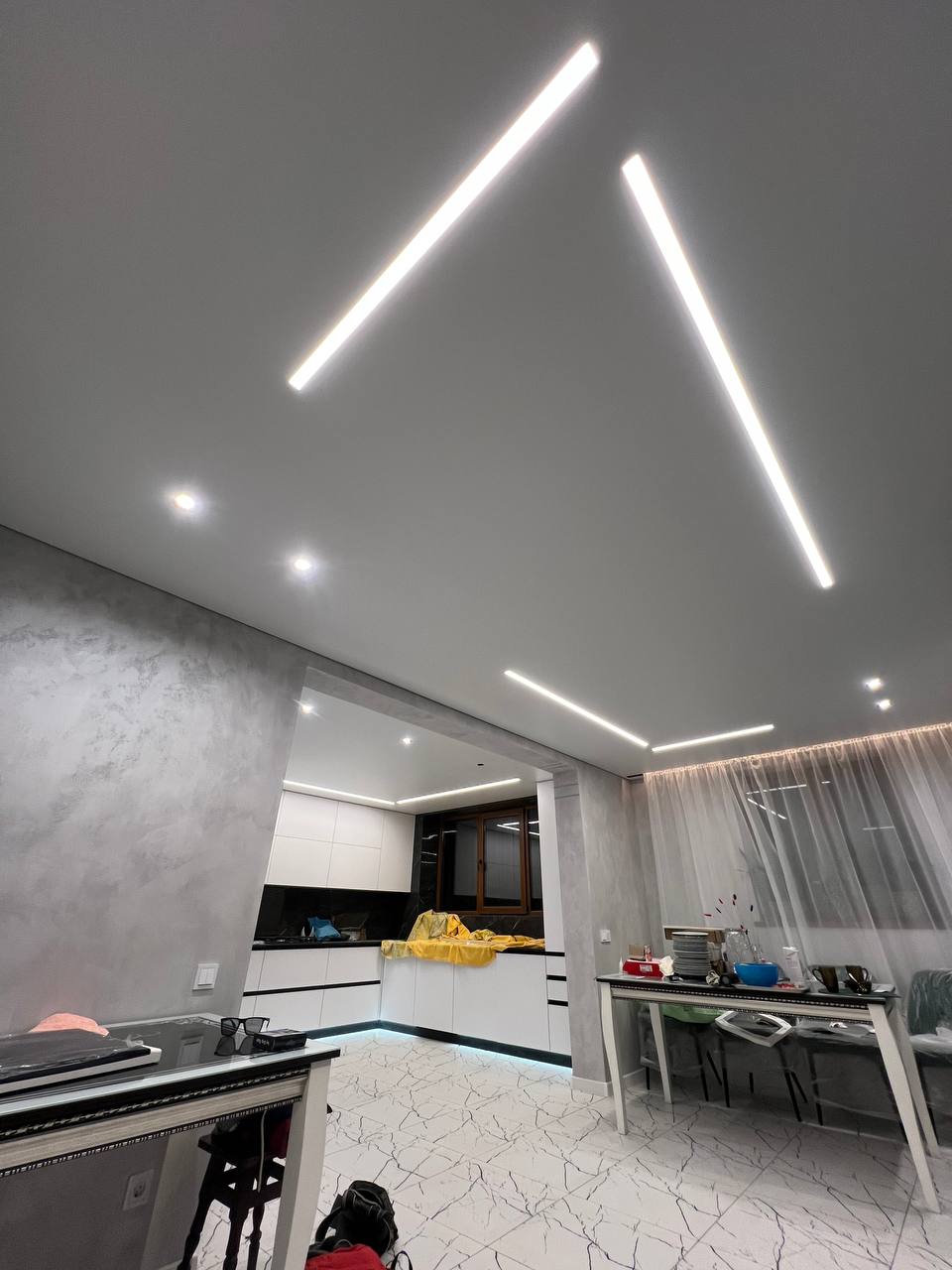 Кухня-гостиная: комбинация света — точечный светильник и световые линии