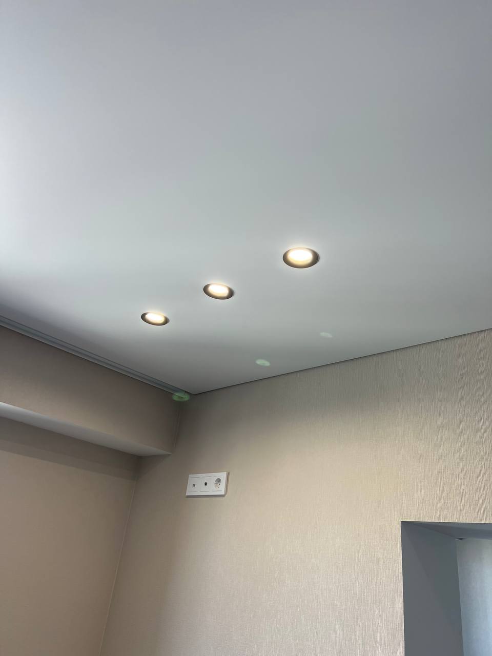 Точечный свет над столом