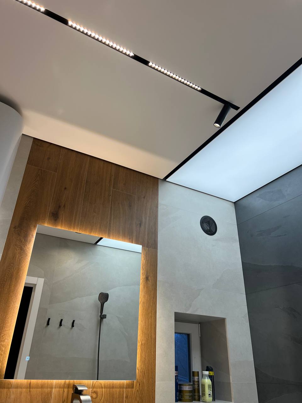 Световое окно в зоне ванны и трековое освещение