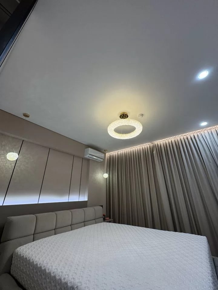 Спальня на теневом профиле с электрокарнизом