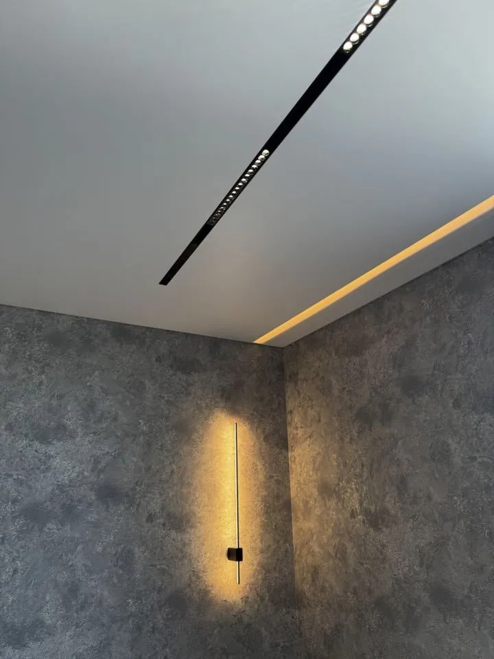 Стильная спальня с трековым освещением