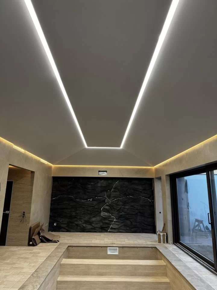 Световые линии в комбинации с парящим потолком, помещение бассейна